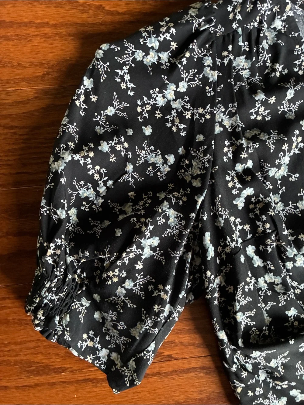 Old Navy Black Floral V-Neck Puff Sleeve Women's Blouse